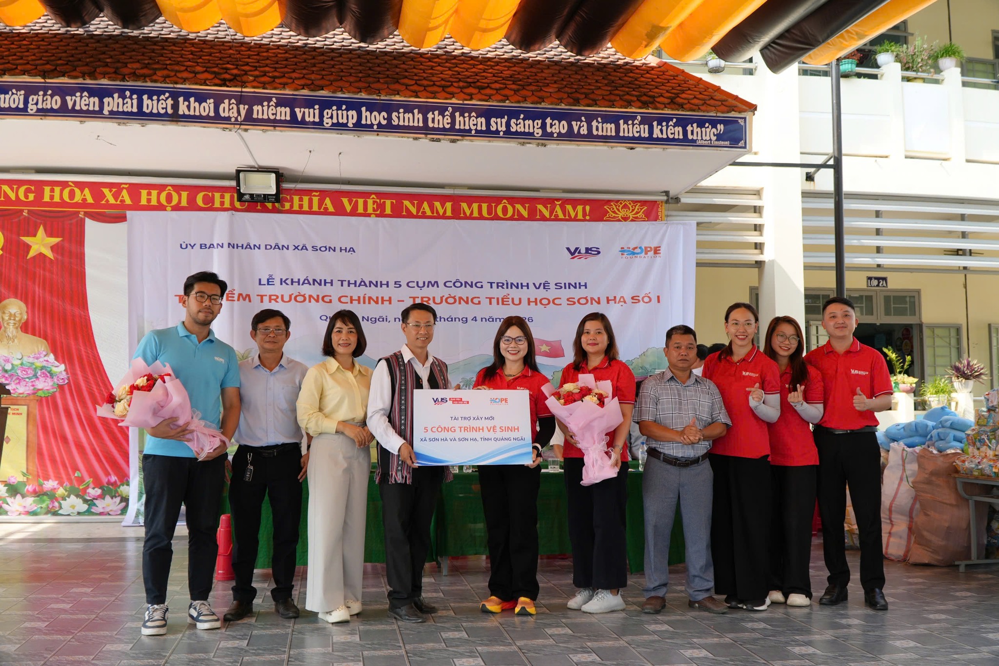 Học sinh sử dụng nhà vệ sinh sạch trong trường vùng cao