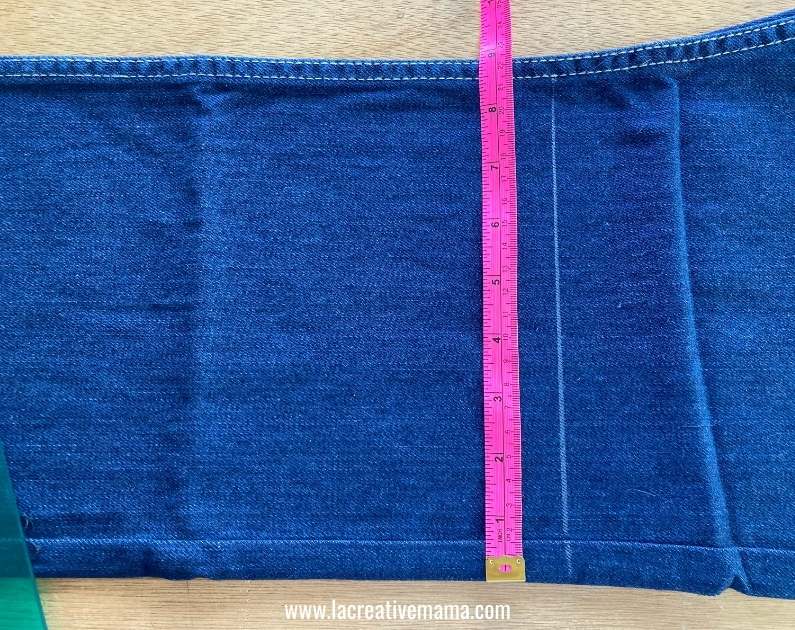 Cắt ống quần jean để chuẩn bị làm túi tote