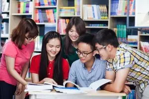 Một học viên đang tự ôn luyện thi IELTS tại nhà với tài liệu học tập chuyên sâu