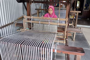 Dệt thổ cẩm ở làng Chăm Châu Phong