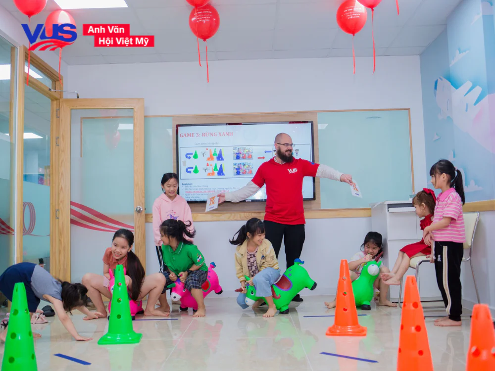 Bài học thú vị được lồng ghép thông qua trò chơi tại trung tâm Anh ngữ cho trẻ em VUS
