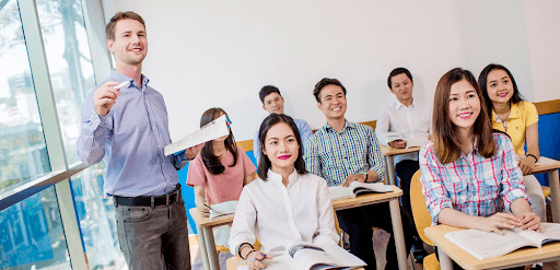 Nên tham gia khóa luyện thi IELTS tại trung tâm hay tự học
