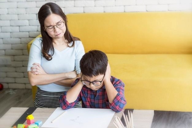 Bé học tiếng Anh đều đặn tại nhà