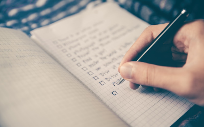 Giao diện Notion với danh sách task và ghi chú học tập