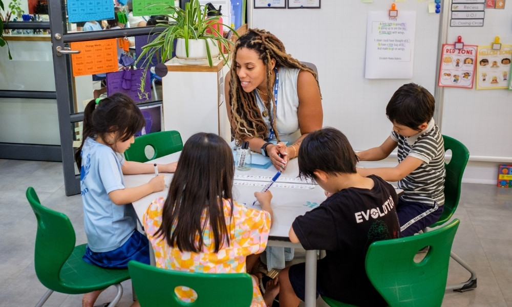 Trẻ nhỏ tiếp thu ngôn ngữ qua quan sát và bắt chước