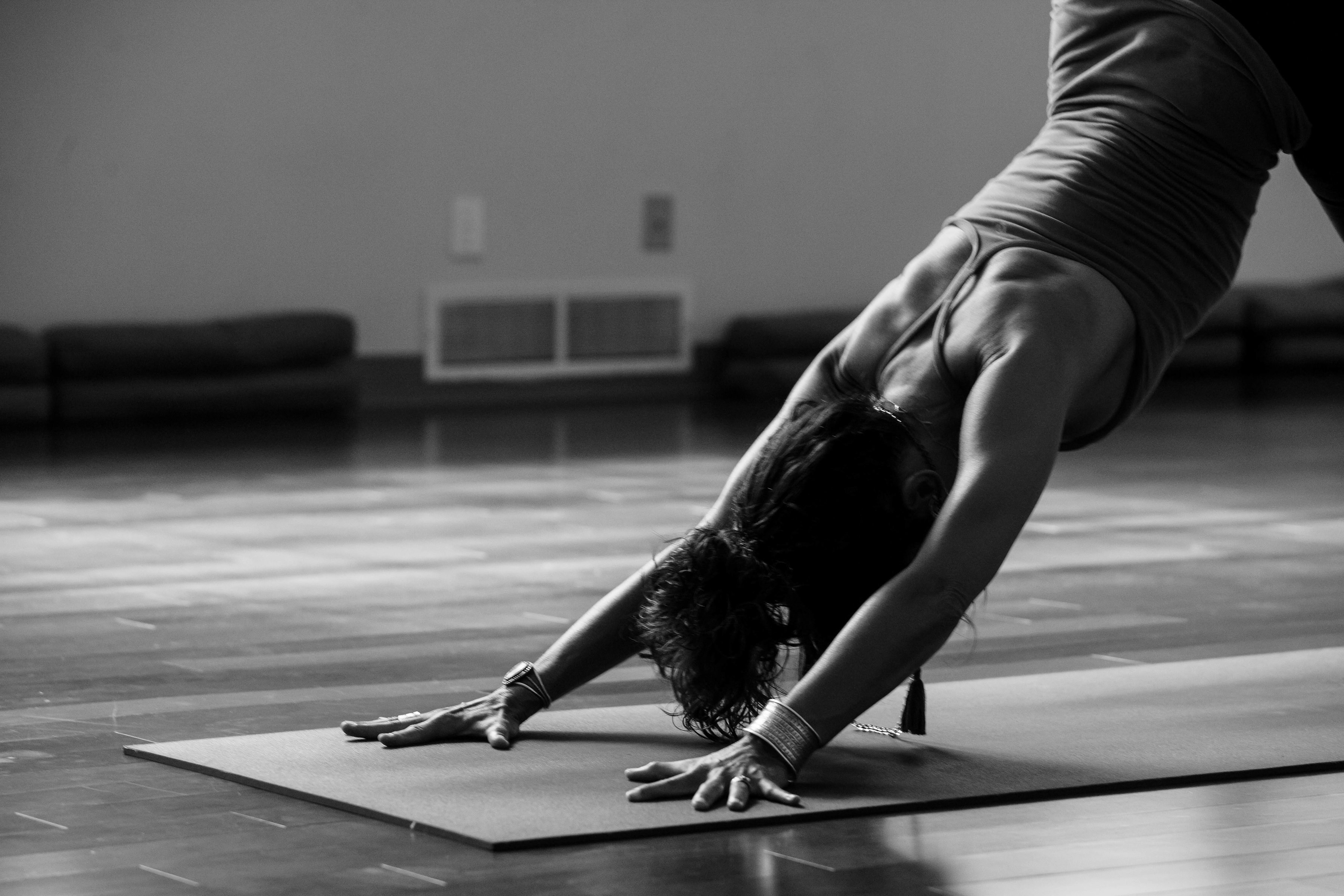 Sinh viên đang thực hiện bài tập yoga giữa giờ học để thư giãn