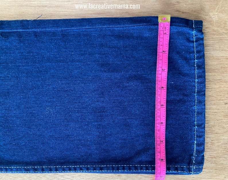 Cắt ống quần jean để chuẩn bị làm túi tote