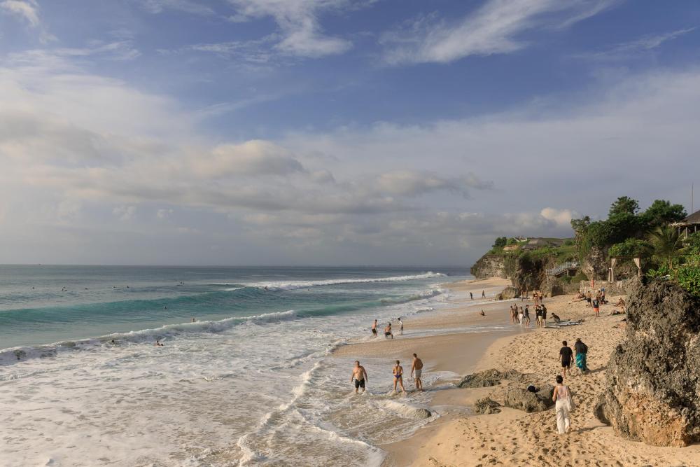 Người đi bộ và lướt sóng trên bãi cát trắng của Bali