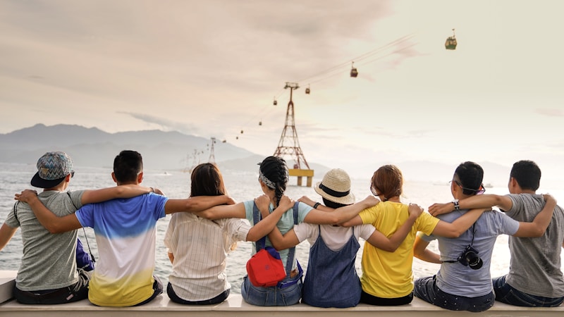 Bạn bè cười đùa vui vẻ