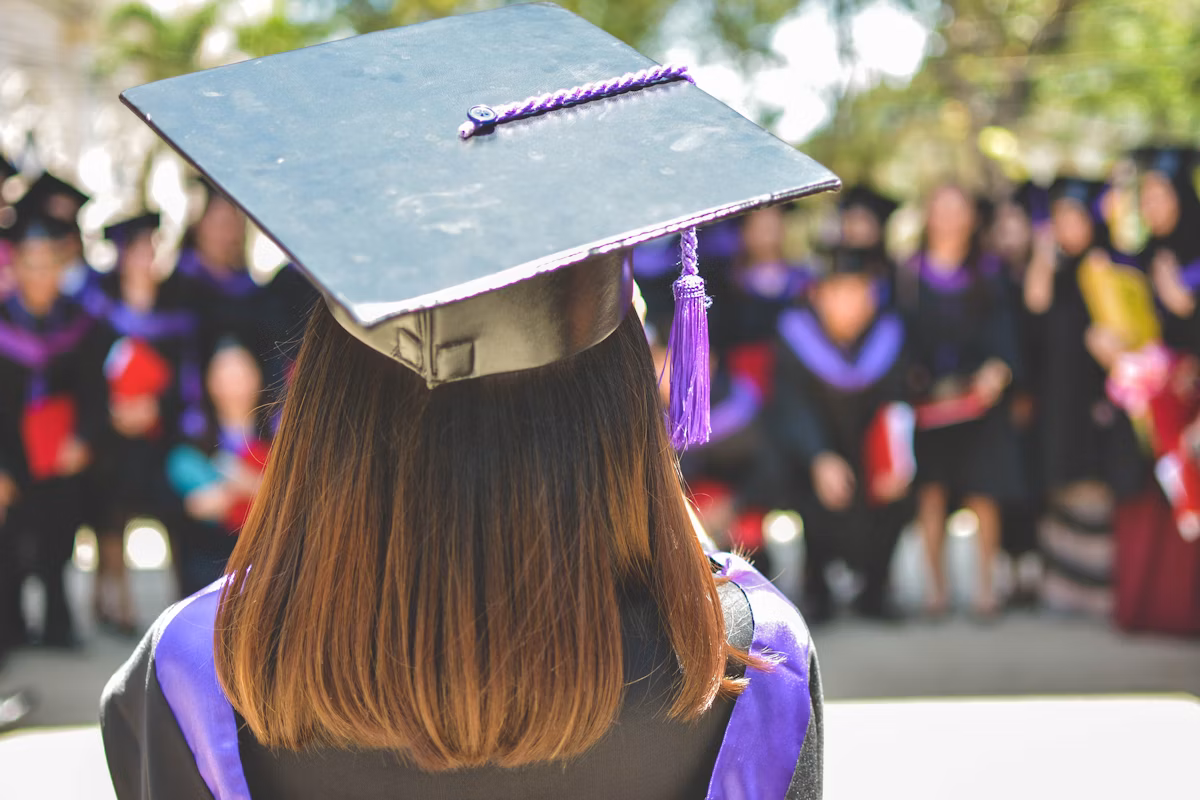Học sinh ôn luyện IELTS trong thư viện