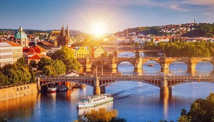 Khung cảnh tuyệt đẹp của Prague tôn lên vẻ quyến rũ dưới ánh nắng mặt trời