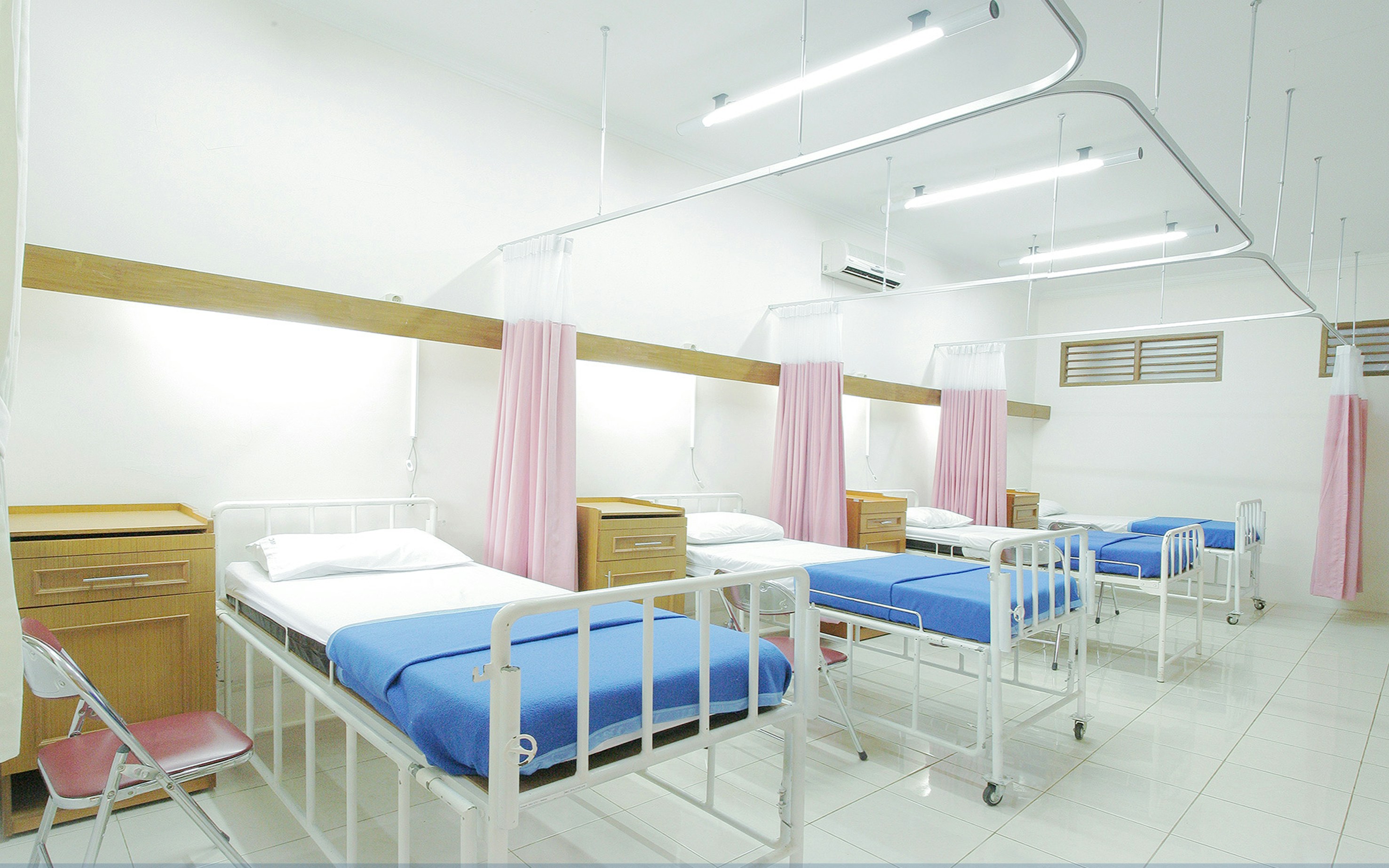 Sinh viên nhận kết quả khám sức khỏe