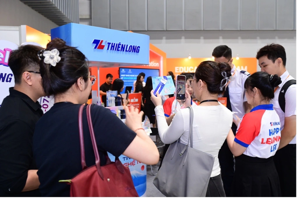 Khu vực trải nghiệm bút viết Thiên Long