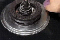 Sử dụng giấm và bột nở để vệ sinh mặt kính bếp gas nhẹ nhàng