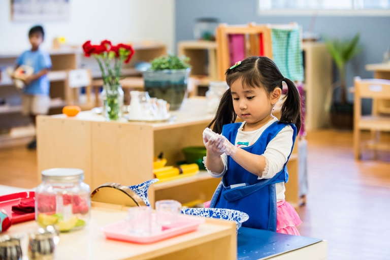 Phương pháp Montessori khuyến khích trẻ tự lập và phát triển cá nhân