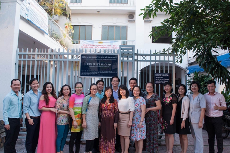 Sinh viên ngành Du lịch - Khách sạn thực hành nghiệp vụ