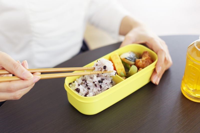 Tự làm đồ ăn tại nhà sẽ giúp tiết kiệm nhiều chi phí