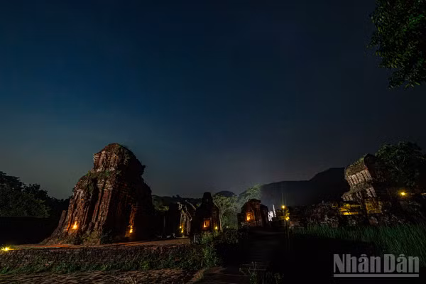 Khu Di tích Mỹ Sơn không chìm vào tĩnh lặng mà bắt đầu một cuộc đối thoại đặc biệt với hàng triệu vì sao