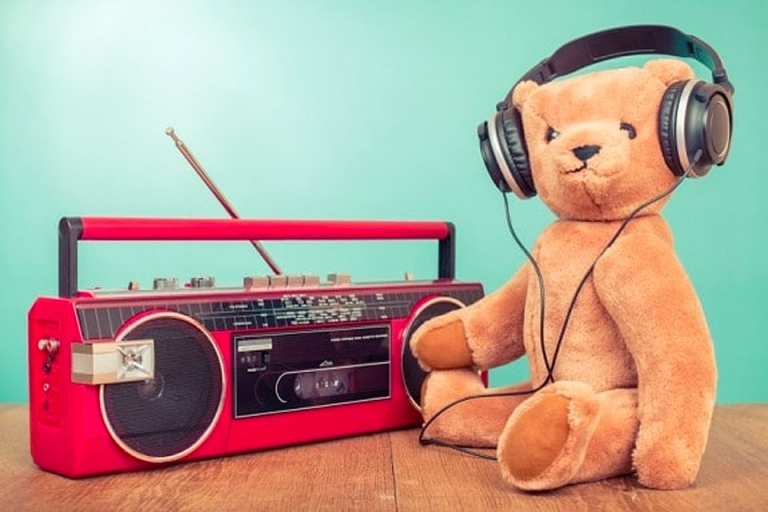 Hãy bắt đầu luyện nghe với những chủ đề mà bạn yêu thích