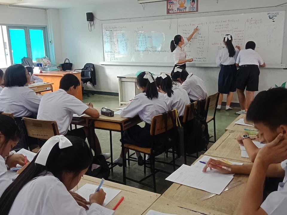 Sinh viên trao đổi trên lớp