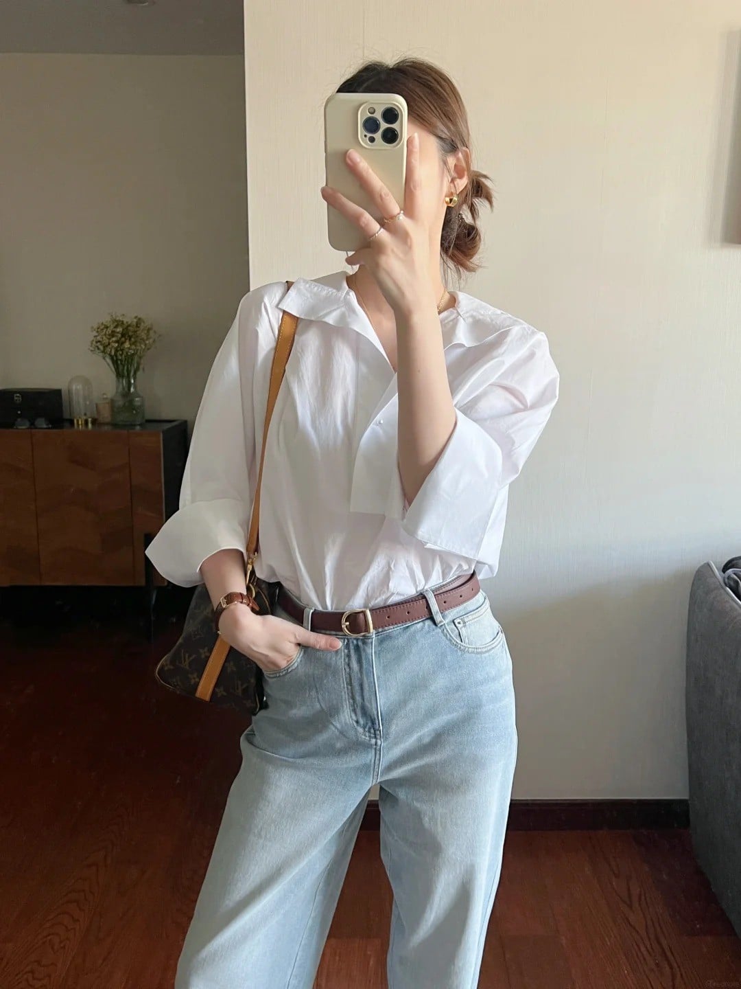 Áo blouse phối quần jean cạp cao