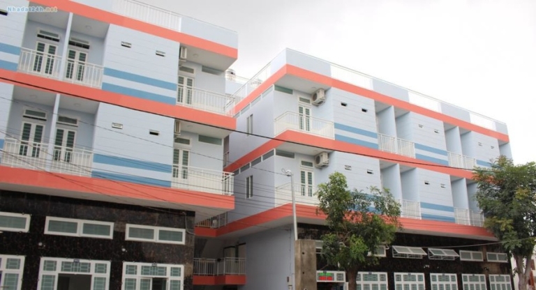 Quan sát kỹ lưỡng hệ thống cửa nẻo và môi trường sống quanh khu nhà trọ để đảm bảo an ninh
