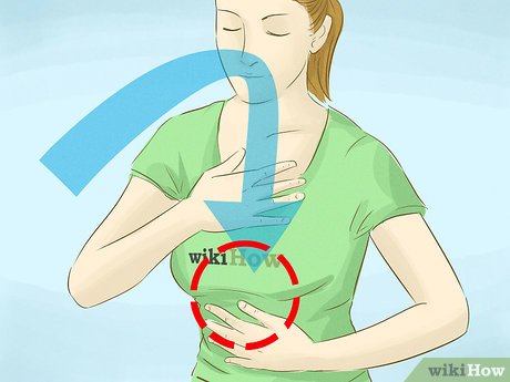 Người tập hít thở chậm để điều hòa cơ thể và tâm trí