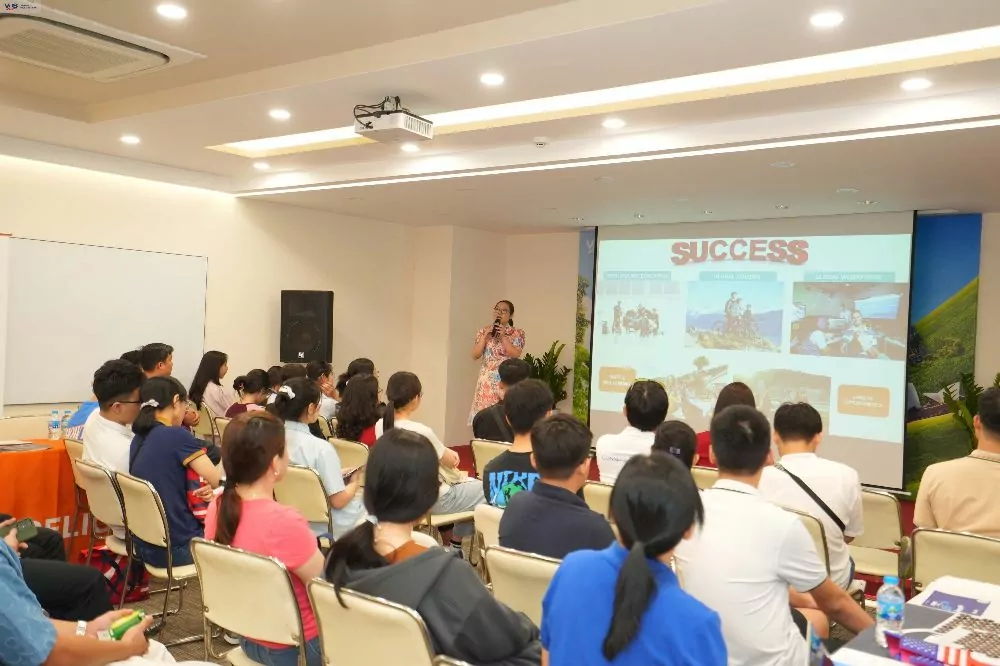 Học sinh để lại thông tin liên lạc để nhận hỗ trợ sau triển lãm