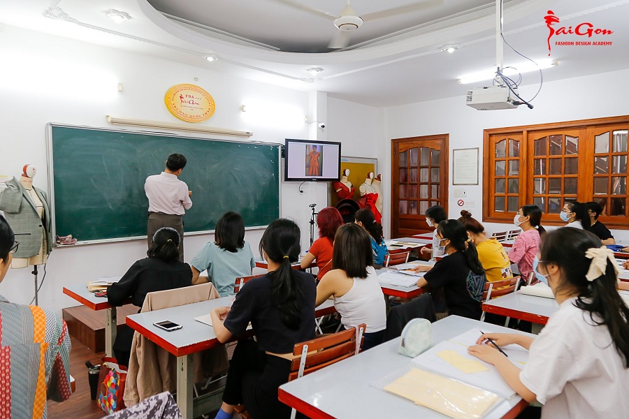 Học viên thực hành tại xưởng may Milan