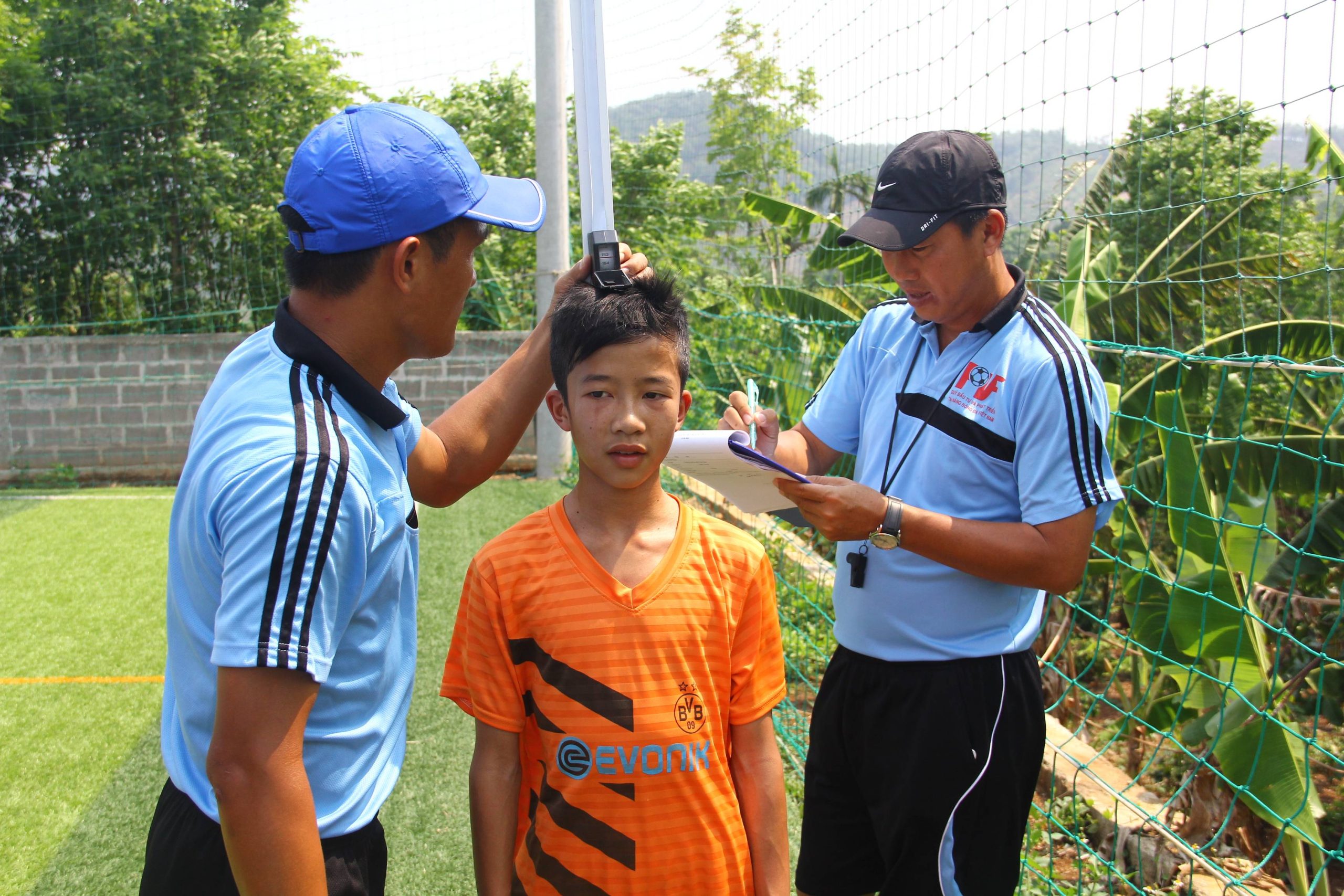 Sinh viên celebrating nhận học bổng