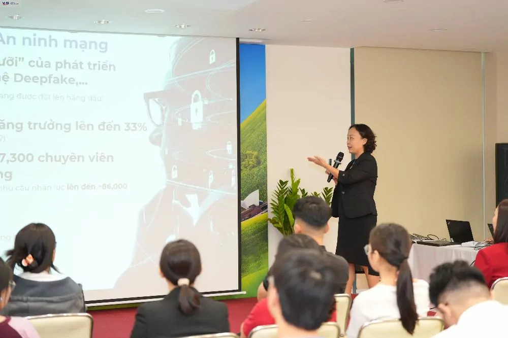 Phụ huynh và học sinh tìm kiếm thông tin tại các quầy triển lãm