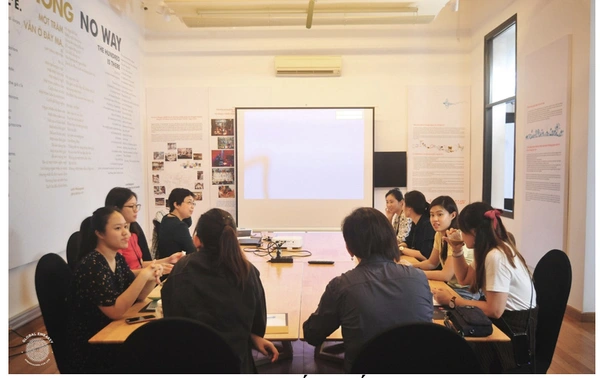 Học sinh đặt câu hỏi cho đại diện trường