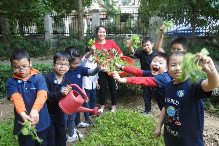 Học sinh Trường Quốc tế Global GIS trong hoạt động trải nghiệm tìm hiểu rau xanh