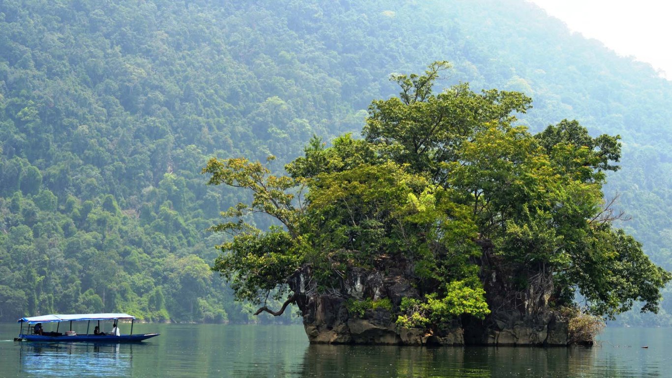 Động Puông kỳ vĩ với dòng sông Năng chảy qua