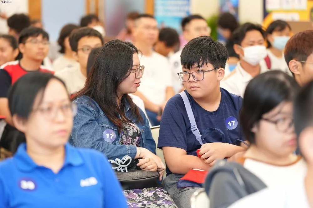 Đại diện trường tư vấn chi tiết về các gói hỗ trợ tài chính