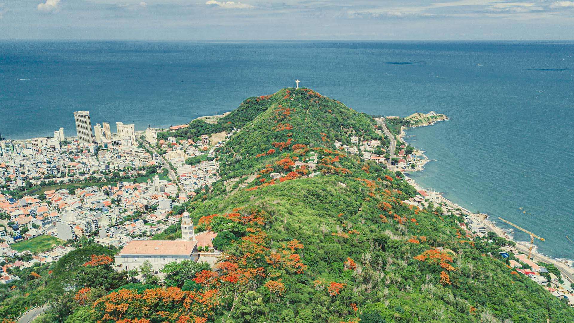 Sảnh sân bay đông người