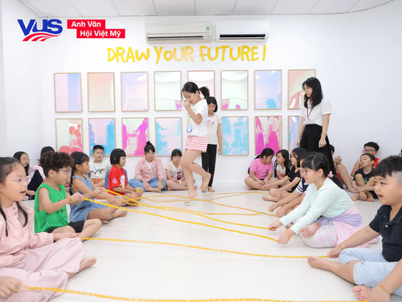 Lớp học tiếng Anh sôi động, nhiều hoạt động thể chất