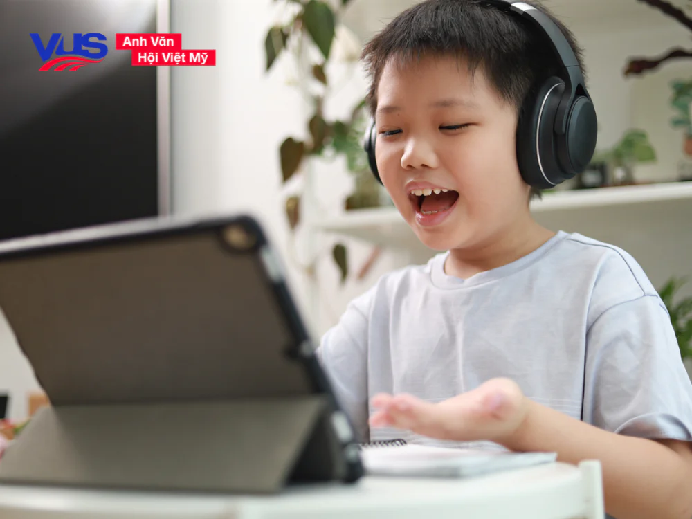 Ba mẹ hướng dẫn bé sử dụng thời gian rảnh rỗi hiệu quả với ứng dụng AI