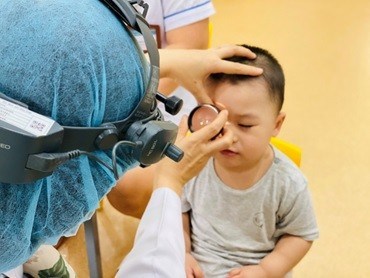 Học sinh khám sức khỏe định kỳ trong trường học
