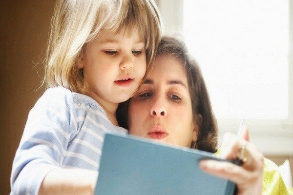 Gia đình cùng tham gia hoạt động học tiếng Anh vui vẻ và đều đặn