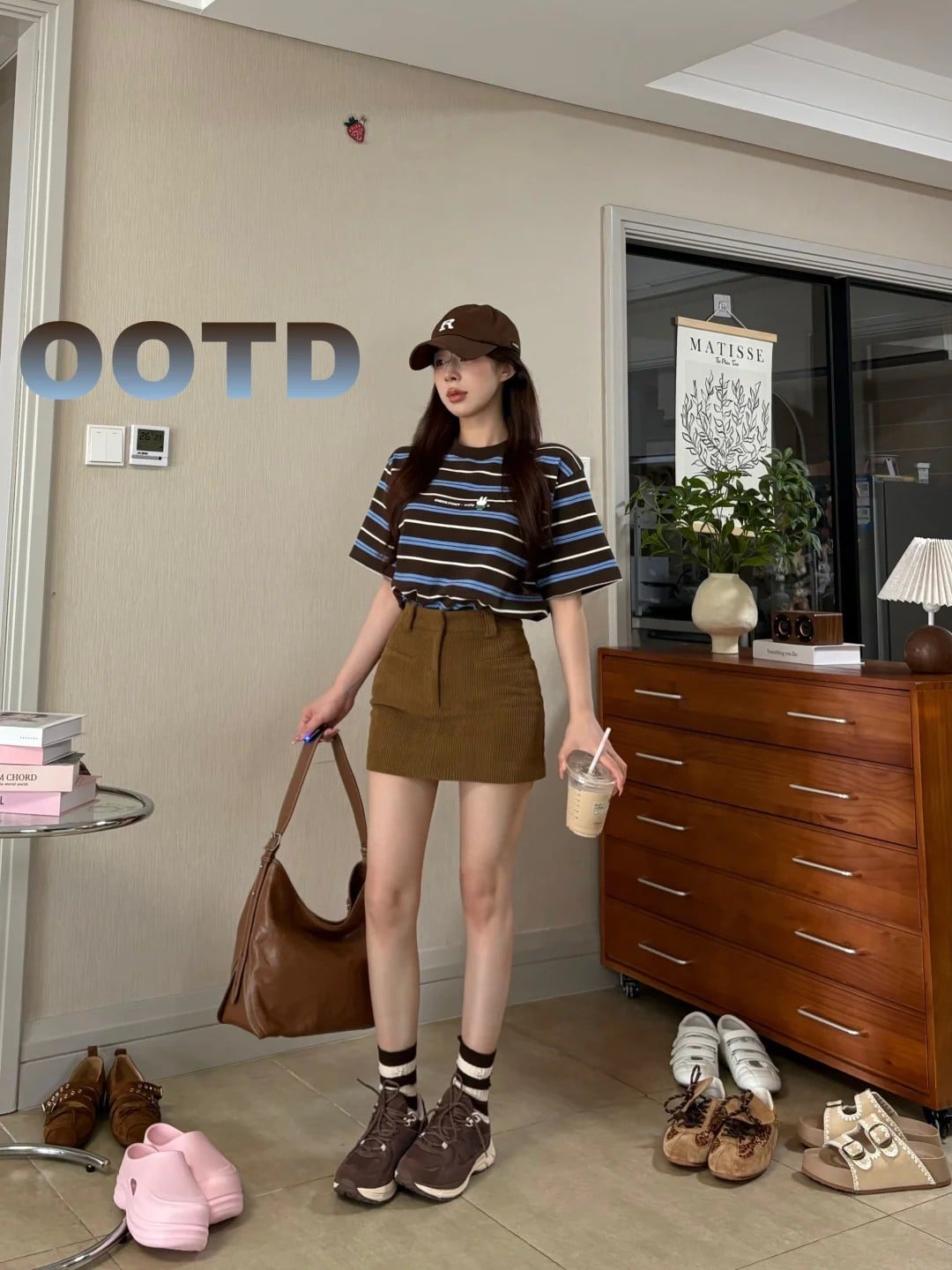 Chân váy và váy suông giúp outfit đi nhập học nữ tính hơn