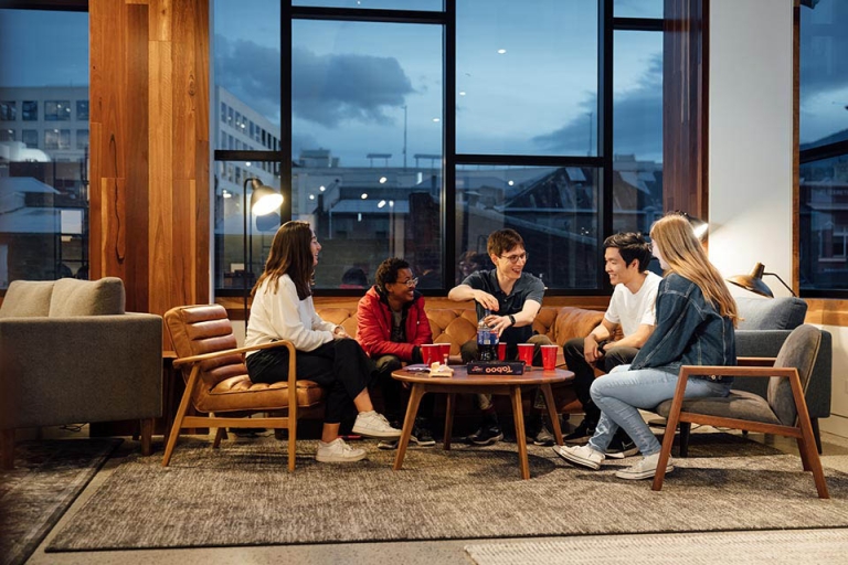 Sinh viên quốc tế trong khuôn viên University of Tasmania