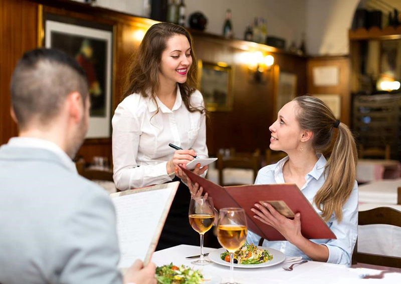 Mẫu câu tiếng Anh giao tiếp khi đi du lịch dùng khi ăn uống