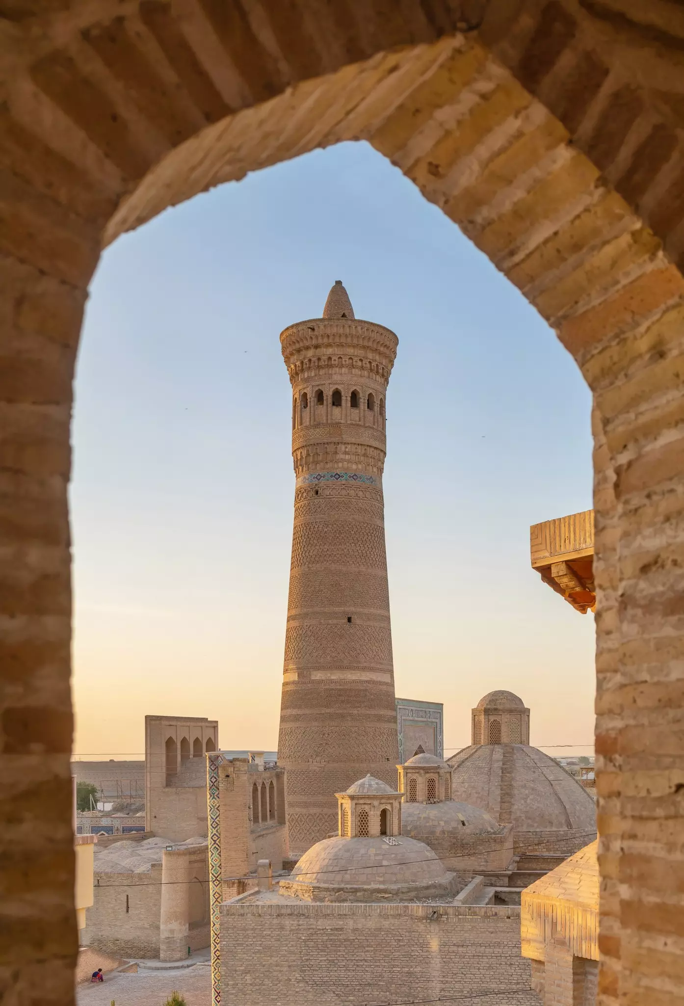 Khung cảnh giáo đường Kalon Minaret qua khung cửa sổ vào lúc hoàng hôn tại Bukhara Uzbekistan