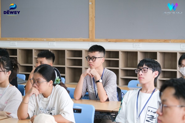 Học sinh đối mặt với áp lực học tập và thi cử căng thẳng
