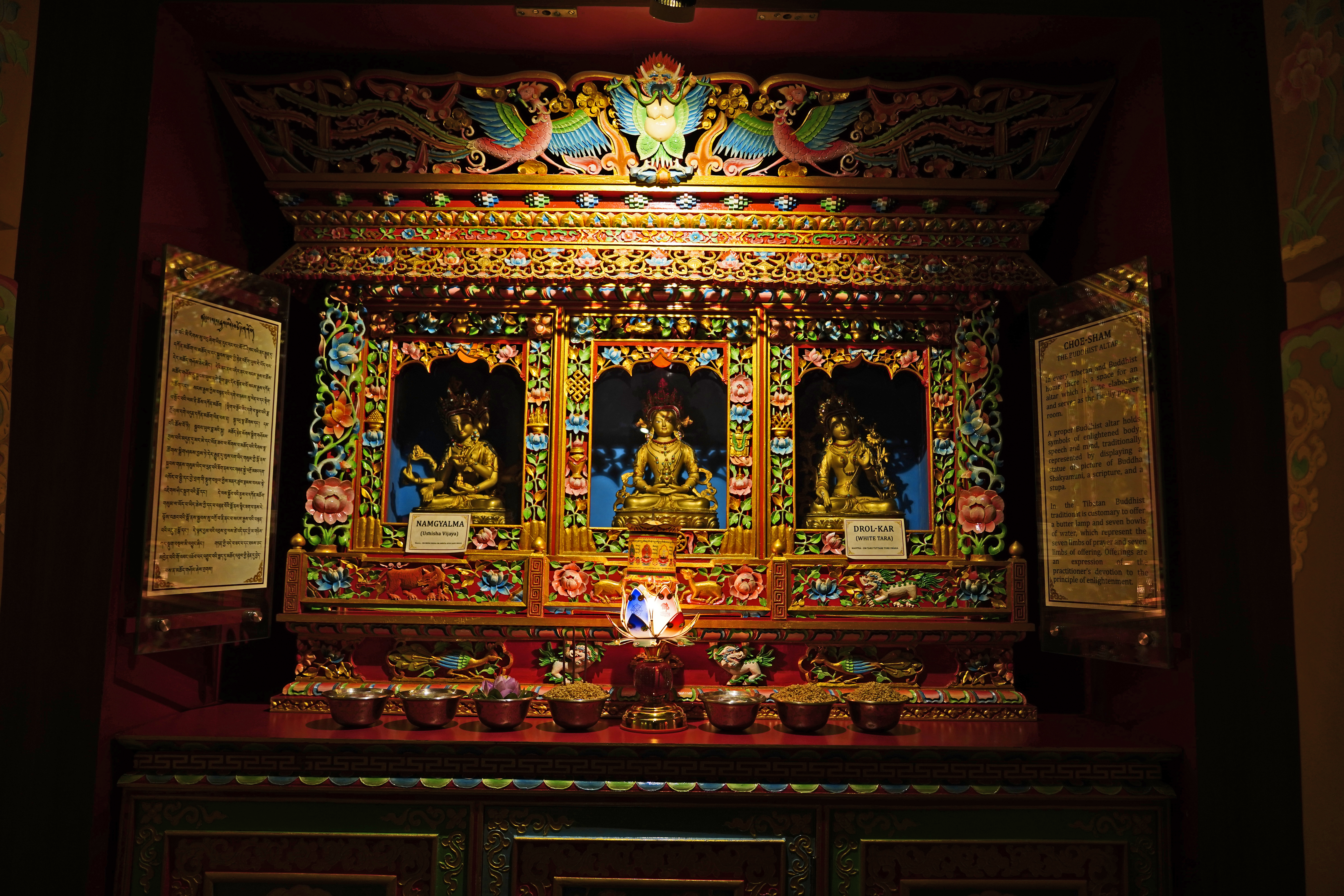 Không gian bàn thờ Phật và nghi lễ tại gia