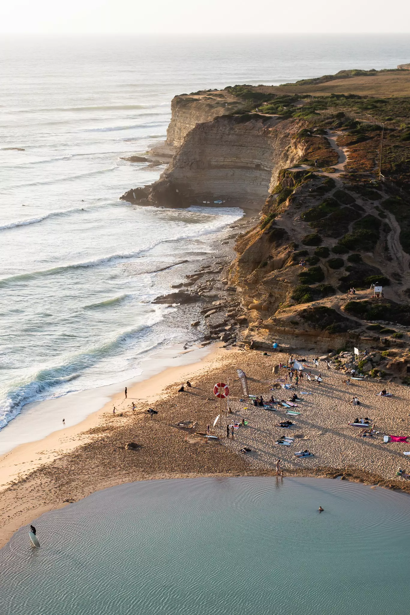 Bãi biển Praia da Ribeira d'Ilhas ngập nắng vào tháng 8 năm 2024