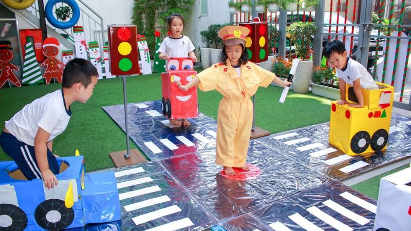 Gia đình họp bàn kế hoạch an toàn