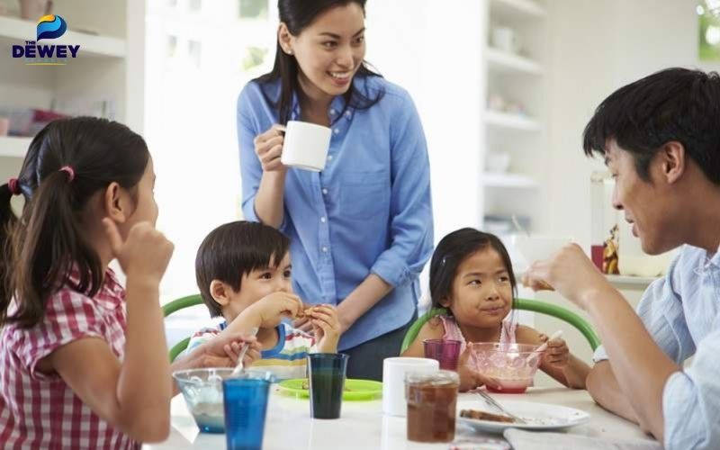 Thường xuyên chia sẻ để hiểu tâm lý trẻ