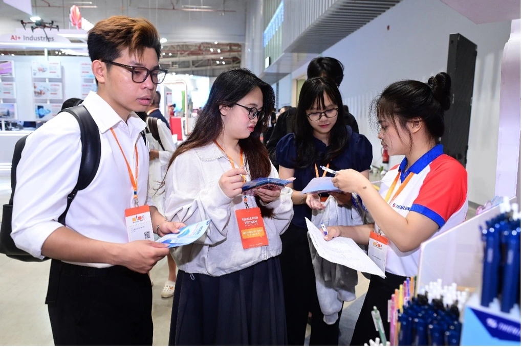 Khách tham quan check-in nhận quà hấp dẫn